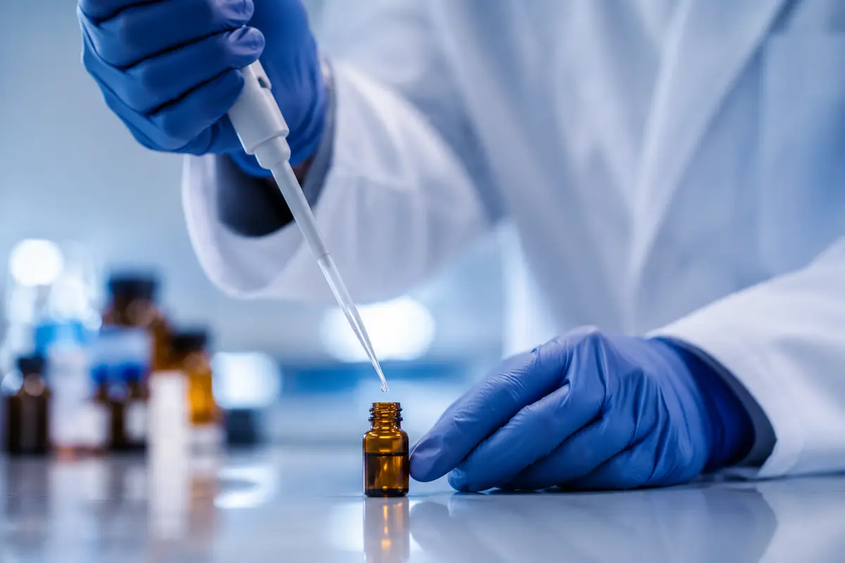 Escena referencial de trabajo de precisión con una pipeta en laboratorio